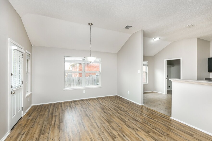 Building Photo - 10813 Briaroaks Dr