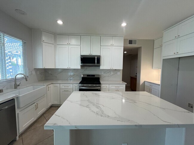 Building Photo - Spacious 5 Bedroom/3 Bath Home in Eastvale.