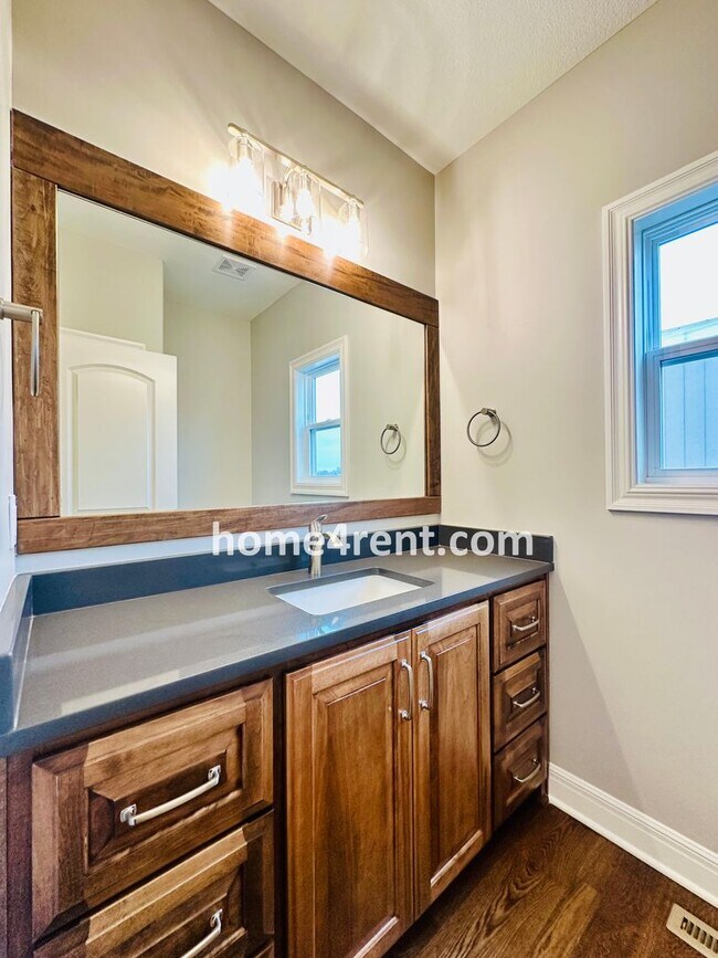 Building Photo - Nearly New Luxury Home in Blue Valley Schools!