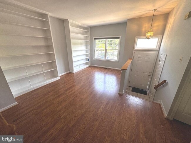 Building Photo - 7 Martins Square Ln
