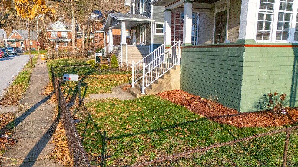 Building Photo - 163 S Park St