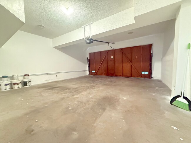 Building Photo - Beautifully Updated End-Unit Condo for Ren...