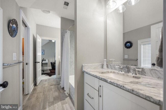 Building Photo - 323 S West St