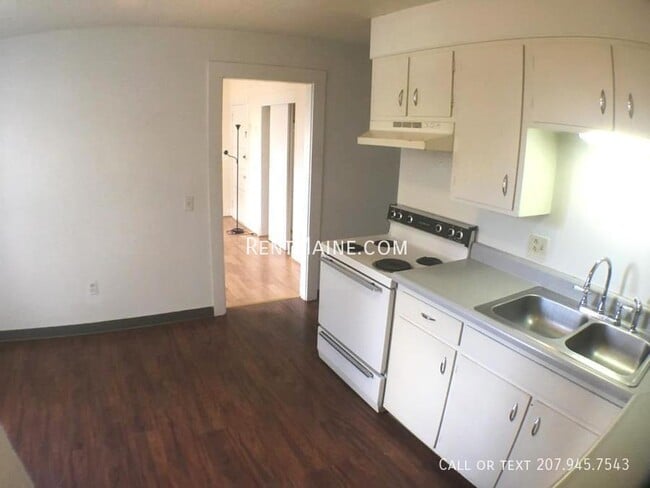 Building Photo - 699 Main St