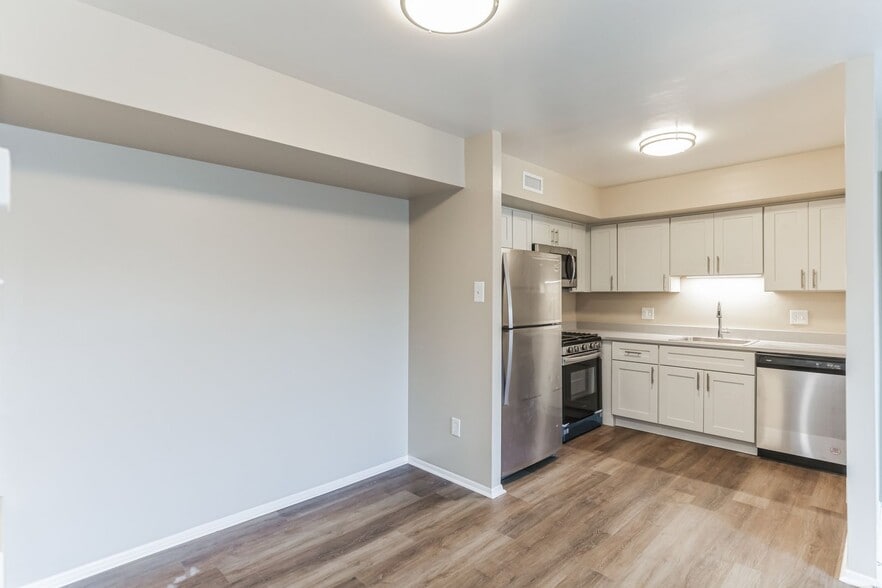Building Photo - 7015 Hilltop Dr