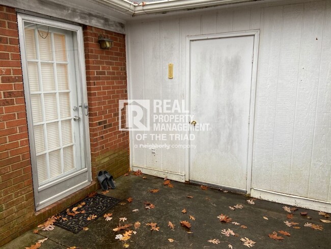 Building Photo - Adorable One Story 2 Bed/ 1 Bath Town Home...