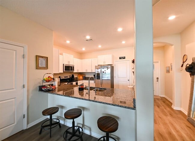 Building Photo - 736 Royal Empress Dr