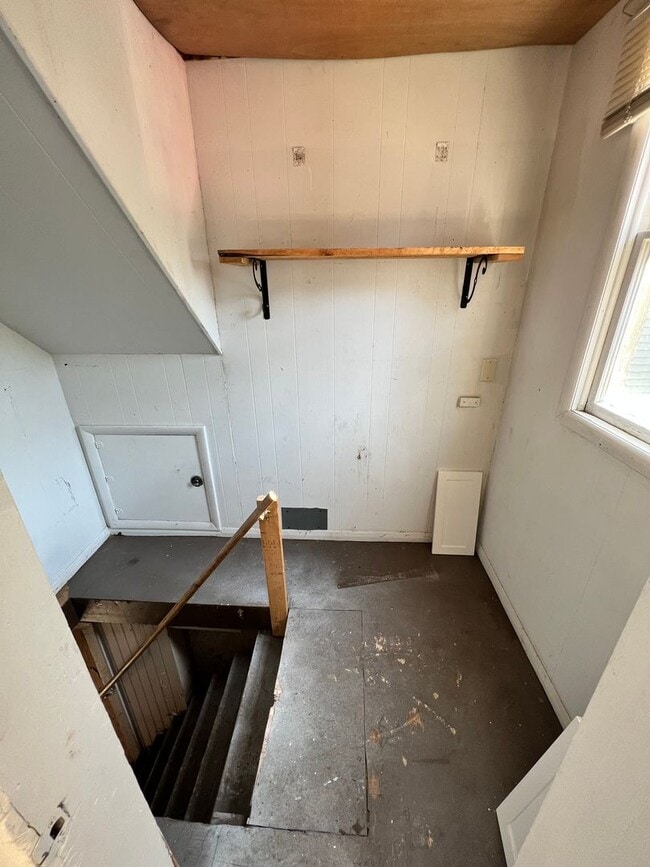 Building Photo - 708 E 6th St