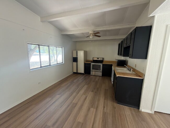 Building Photo - 2 bed 1 bath. Vinyl plank throughout. Yard maintenance included. Close to San Marcos Outlet Malls.