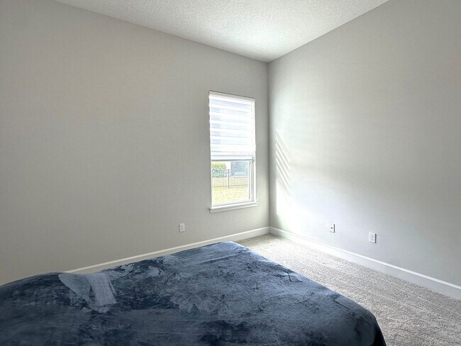 Building Photo - Fully Furnished, Stunning 4/4, Available I...
