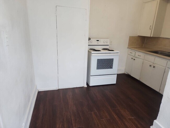 Building Photo - 2 bedroom 1 bathroom home