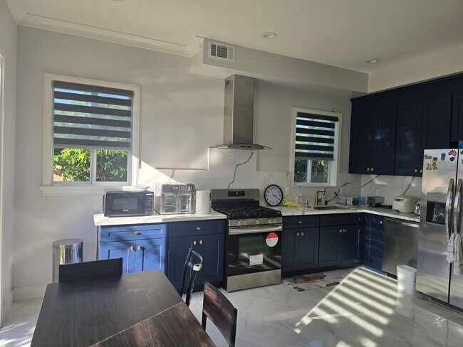 Building Photo - Fully Furnished 2 Bed, 2 Bath Townhome – 5...
