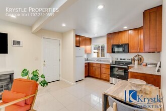 Building Photo - Elegant and Spacious 1 Bedroom, 1 Bathroom...