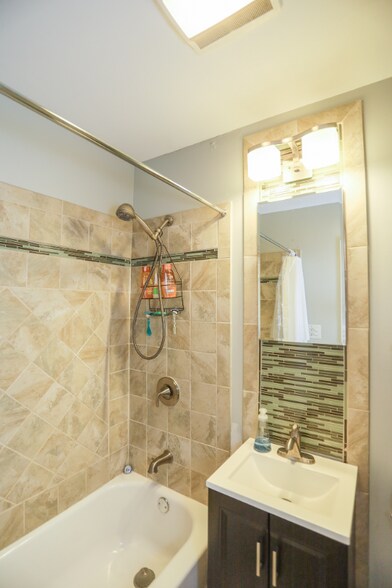 Building Photo - 1750 N Wells St