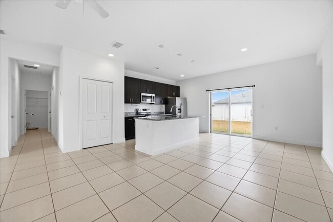 Building Photo - Stunning 4-Bedroom, 2-Bath Home in Poinciana with Modern Upgrades