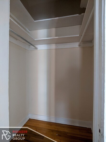 Building Photo - 953 W Cornelia Ave