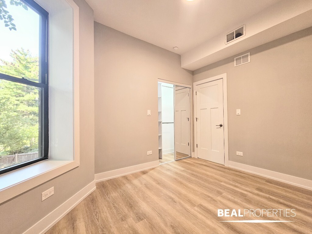 Building Photo - 428 W Belden Ave