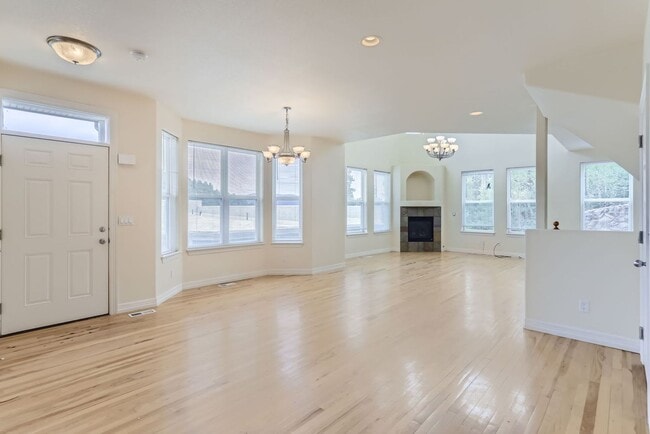 Building Photo - Beautifully maintained town-home in Centra...