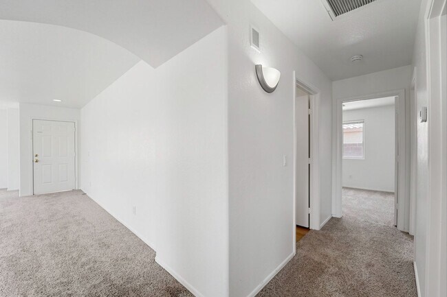 Building Photo - Freshly Updated 4 Bed | New Carpet, New Appliances & Open Layout