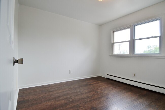 Building Photo - 121 Garfield Ave