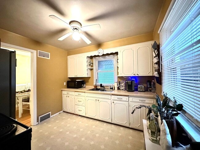 Building Photo - Available August!  Cozy 2 Bedroom, 2 Bathr...