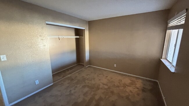 Building Photo - Single Story with 4 bedrooms and NO HOA!