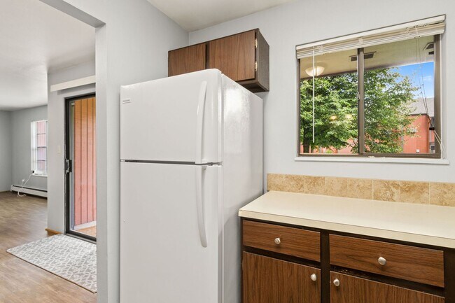 Building Photo - $250 OFF FIRST MONTHS RENT: 2 Bedroom, 1 Bathroom Apartment, trash, water, and hot water heat inc...