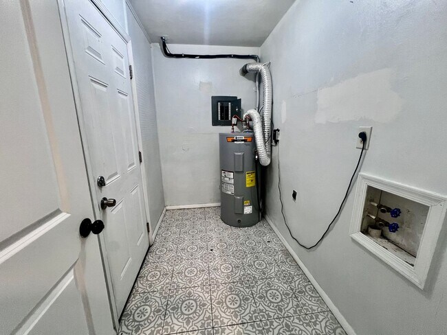 Building Photo - Three-bedroom, two-and-a-half bathrooms in Pembroke Meadows!