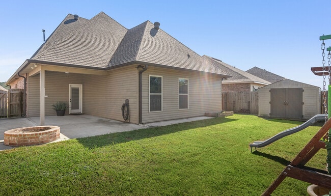 Building Photo - 70469 Chambly Ct