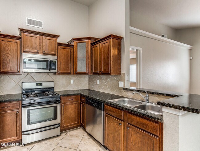 Building Photo - 814 Desert Silver Dr