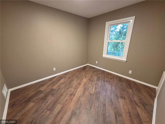 Building Photo - 3311 Interlachen Dr NE