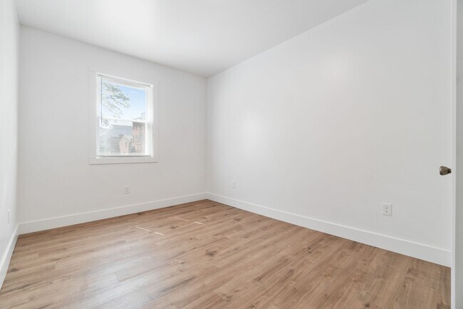 Building Photo - 145 S 12th St