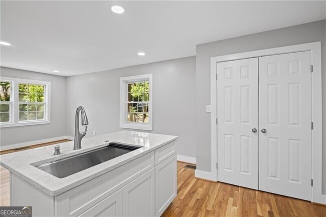 Building Photo - 2889 Macon Dr SW