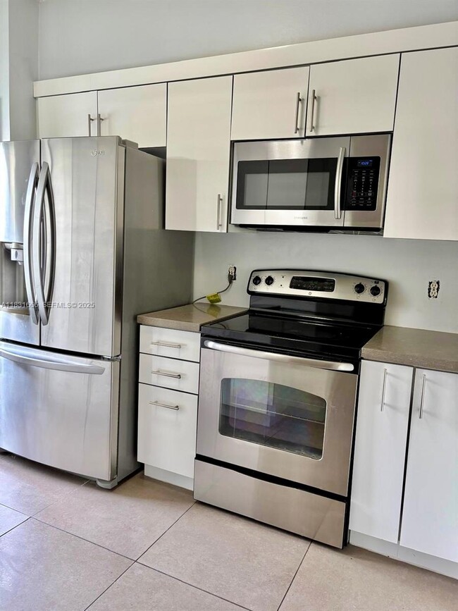 Building Photo - 2 Simonton Cir