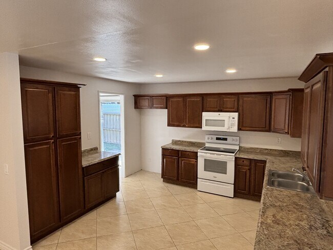 Building Photo - 388 Hilltop Dr