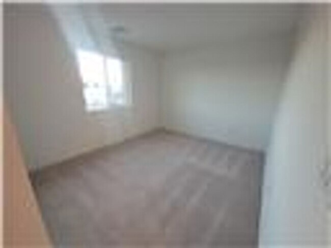 Building Photo - Beautiful 4 bedroom House