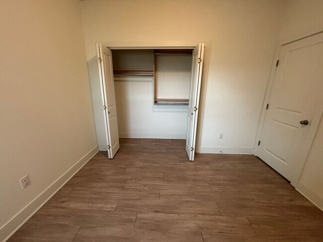 Building Photo - 1717/19 Hickory Creek