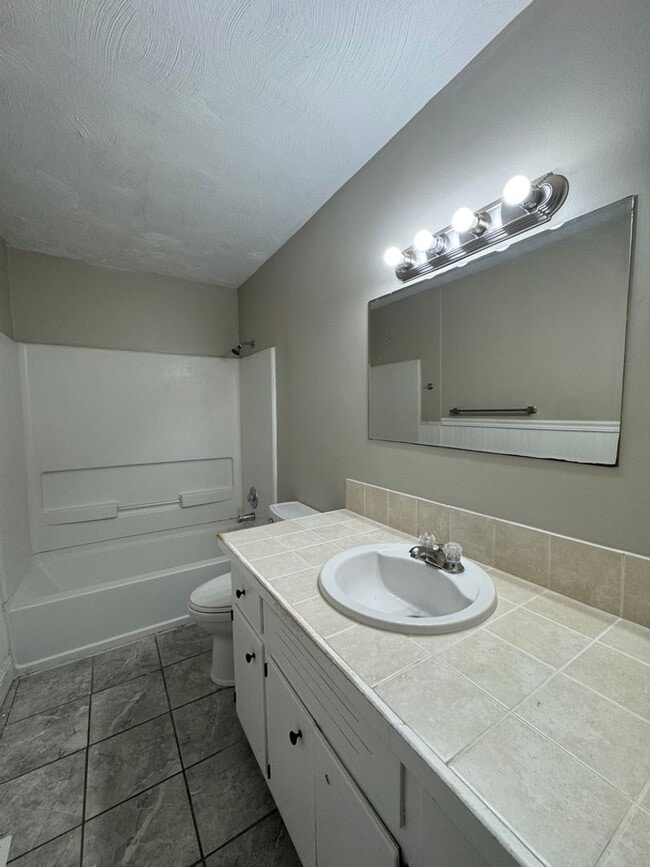 Building Photo - Cute 3 Bedroom Home Available Now