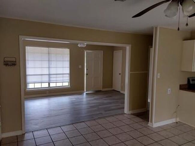 Building Photo - Convenient Location