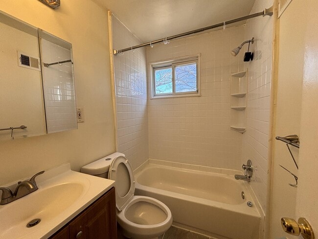 Building Photo - 2575 Iverson St