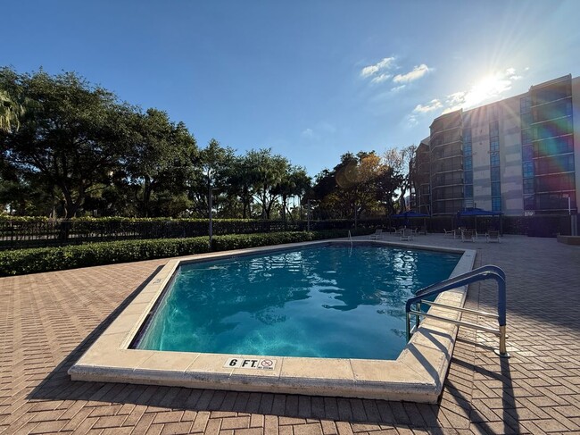 Building Photo - 3301 N Country Club Dr