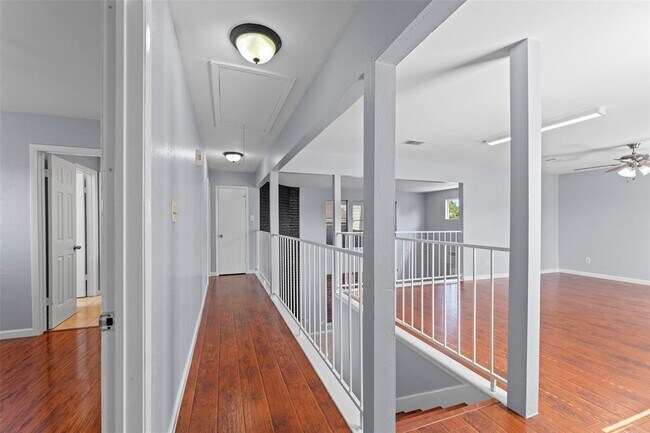 Building Photo - 11111 Midhurst Dr