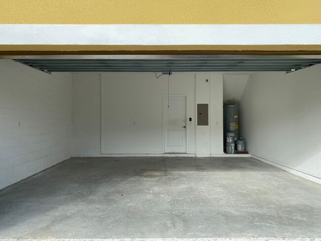 Building Photo - GATED 3 BR/2.5 TOWNHOUSE