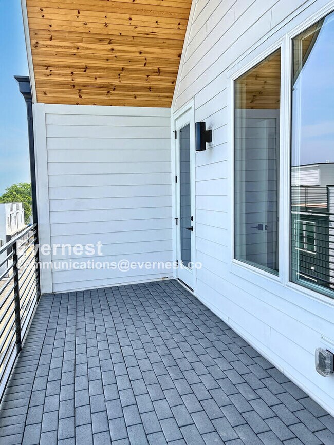 Building Photo - 2206 Buena Vista Pike