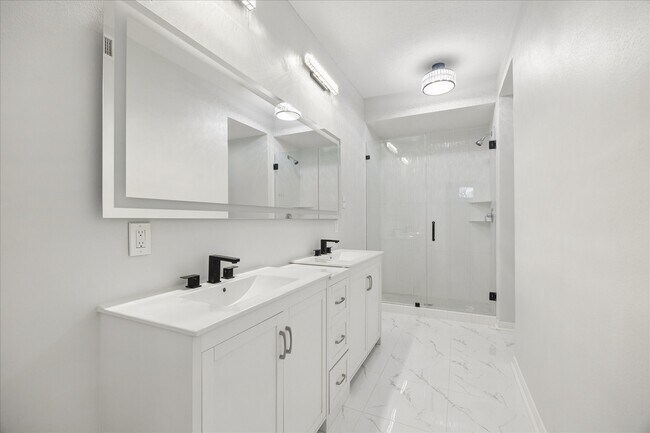 Building Photo - 4315 Westheimer Rd