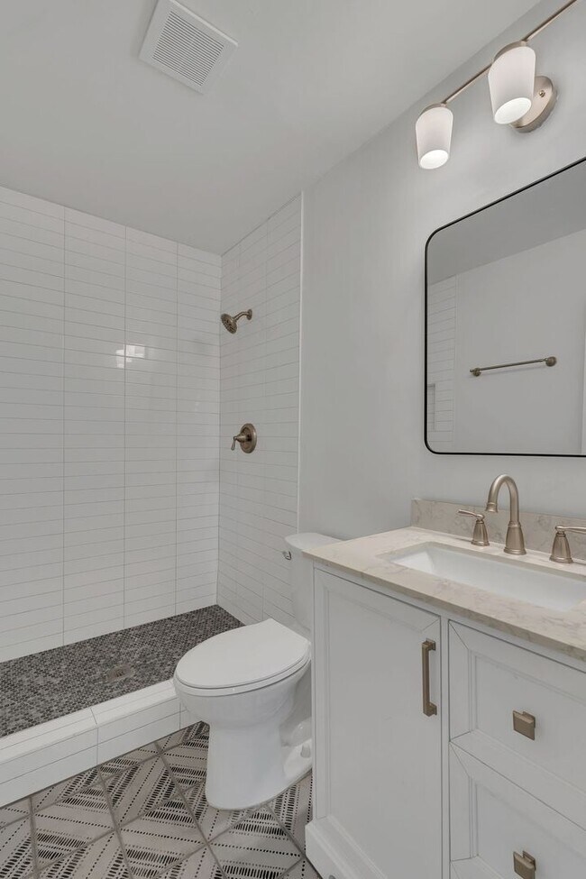 Building Photo - Incredible Fully-Updated 3 Bedroom Home wi...