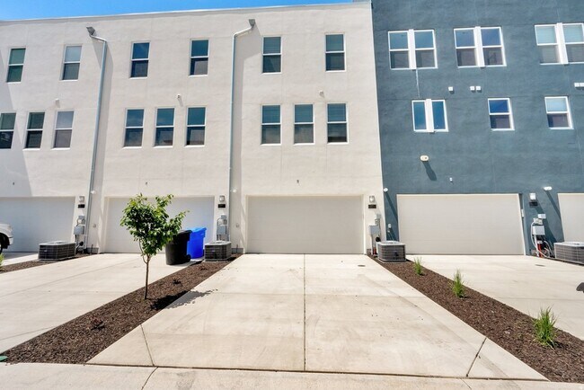 Building Photo - 570 570 N