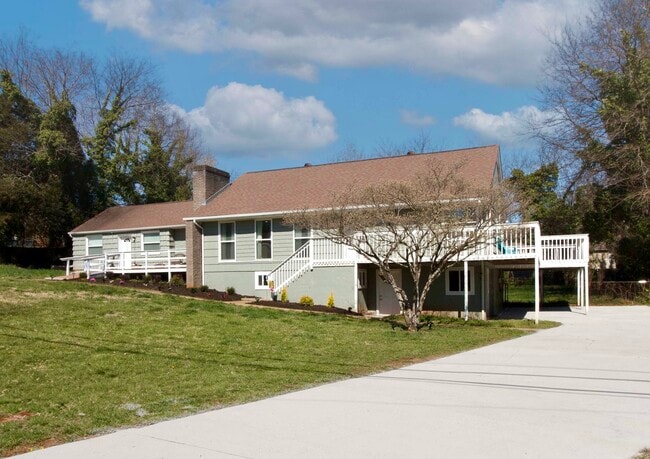 Building Photo - 1117 Henrietta Dr