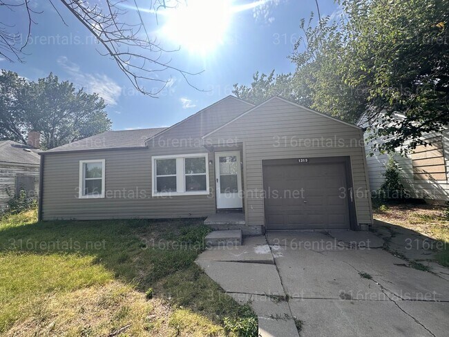 Building Photo - $950 - 2 bedroom / 1 bathroom home with a bonus loft!