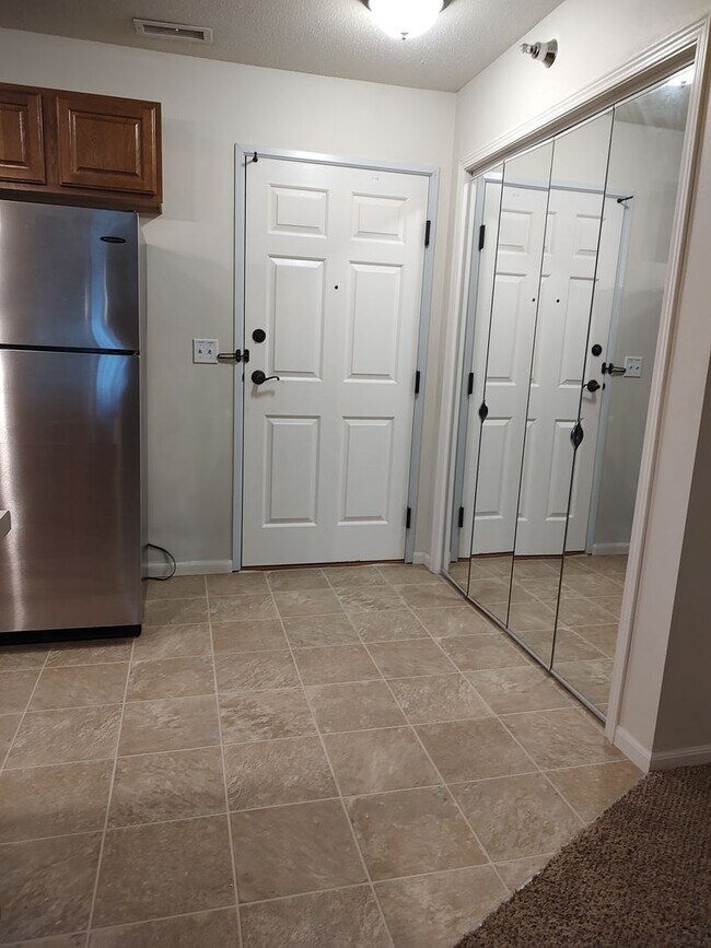 Building Photo - Diamond Valley Apartments